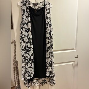 Black and White Floral Sleeveless Dress
Cover can be removed still connected